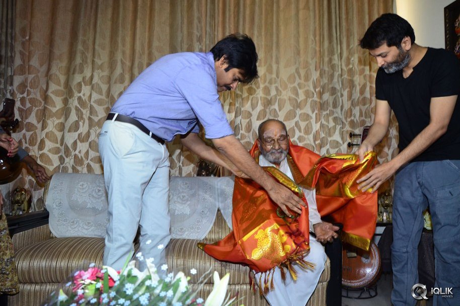 Pawan-Kalyan--and-Trivikram-Met-Viswanath-and-Congratulated-Him-For-DadaSaheb-Falke-Award
